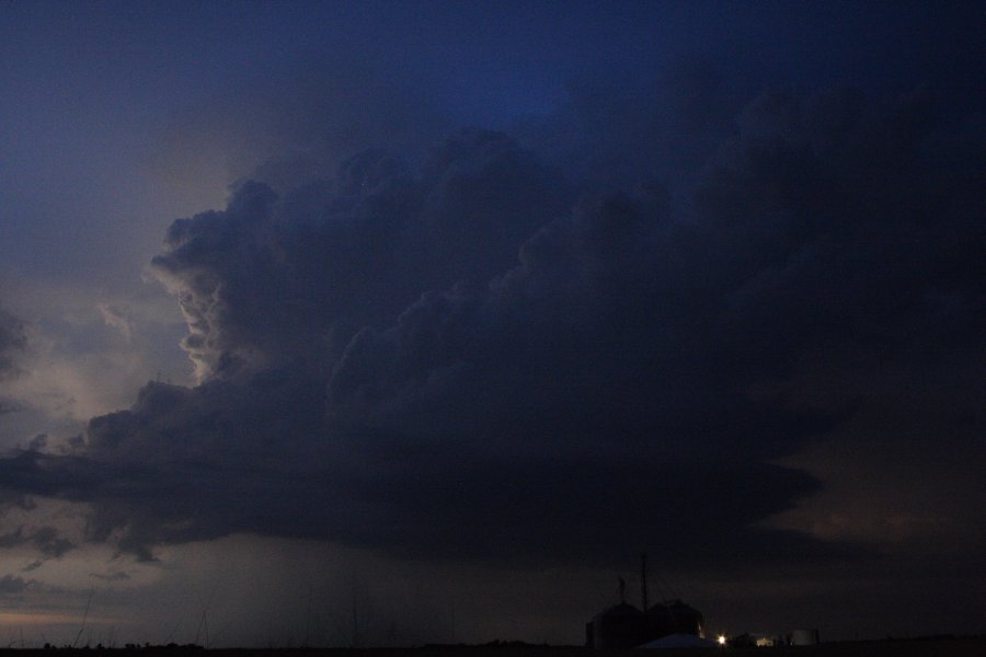 thunderstorm cumulonimbus_calvus : SE of Kinsley, Kansas, USA   29 May 2006