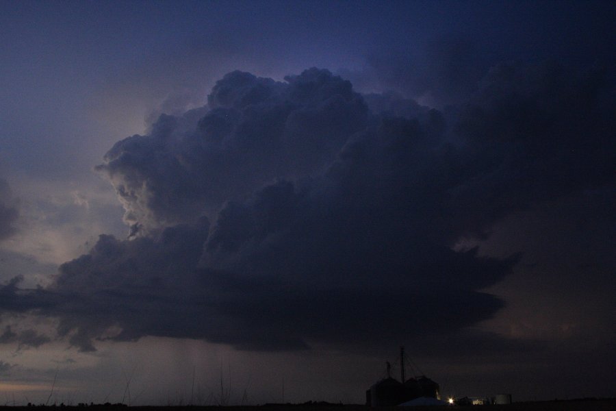 thunderstorm cumulonimbus_incus : SE of Kinsley, Kansas, USA   29 May 2006