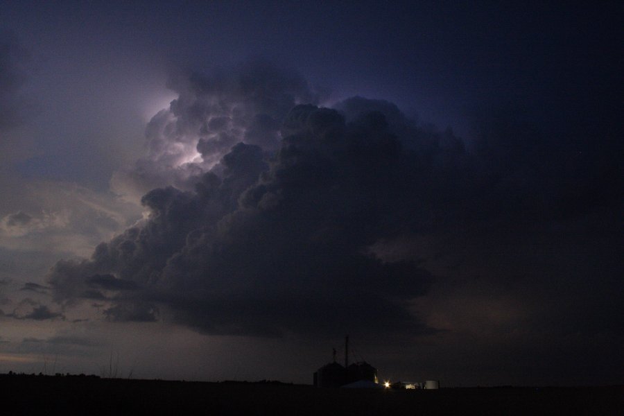 thunderstorm cumulonimbus_incus : SE of Kinsley, Kansas, USA   29 May 2006