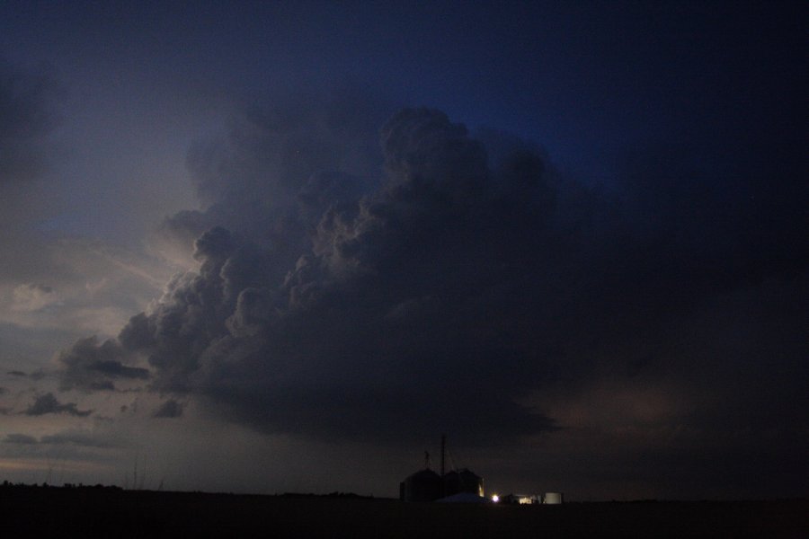 thunderstorm cumulonimbus_incus : SE of Kinsley, Kansas, USA   29 May 2006