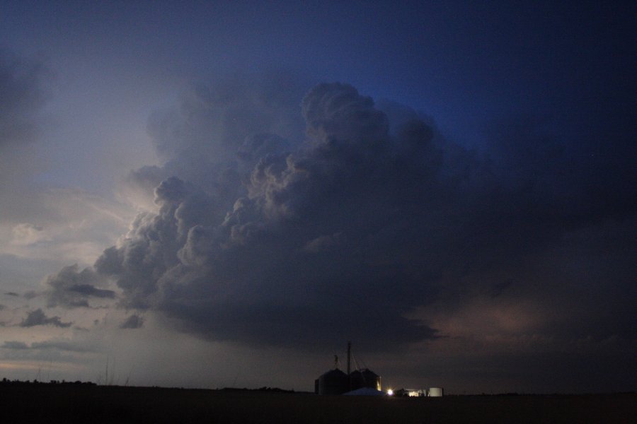 thunderstorm cumulonimbus_incus : SE of Kinsley, Kansas, USA   29 May 2006