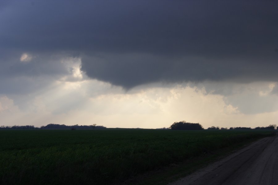 tornadoes funnel_tornado_waterspout : Nickerson, Kansas, USA   24 April 2007