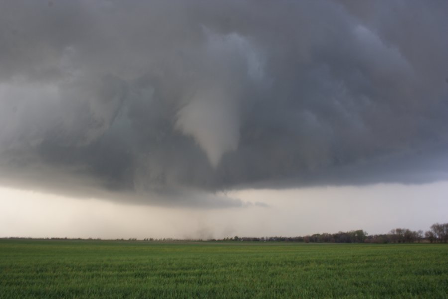 tornadoes funnel_tornado_waterspout : Nickerson, Kansas, USA   24 April 2007