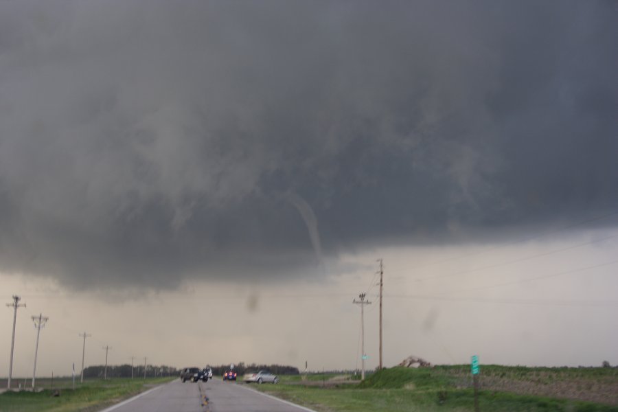 tornadoes funnel_tornado_waterspout : Nickerson, Kansas, USA   24 April 2007