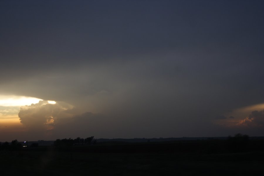 thunderstorm cumulonimbus_incus : E of Woodward, Oklahoma, USA   4 May 2007