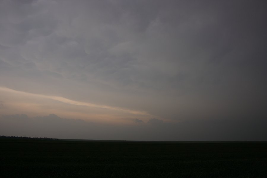 mammatus mammatus_cloud : W of Pratt, Kansas, USA   5 May 2007