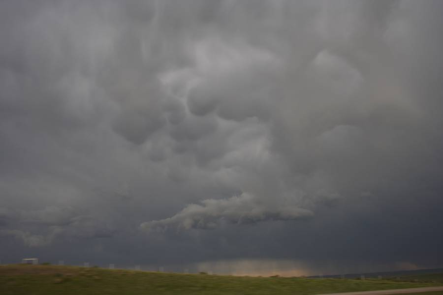 mammatus mammatus_cloud : E of Moorcroft, Wyoming, USA   20 May 2007