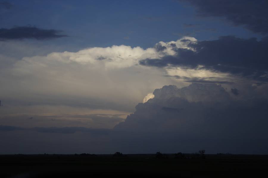 thunderstorm cumulonimbus_calvus : near Ogallala, Nebraska, USA   21 May 2007