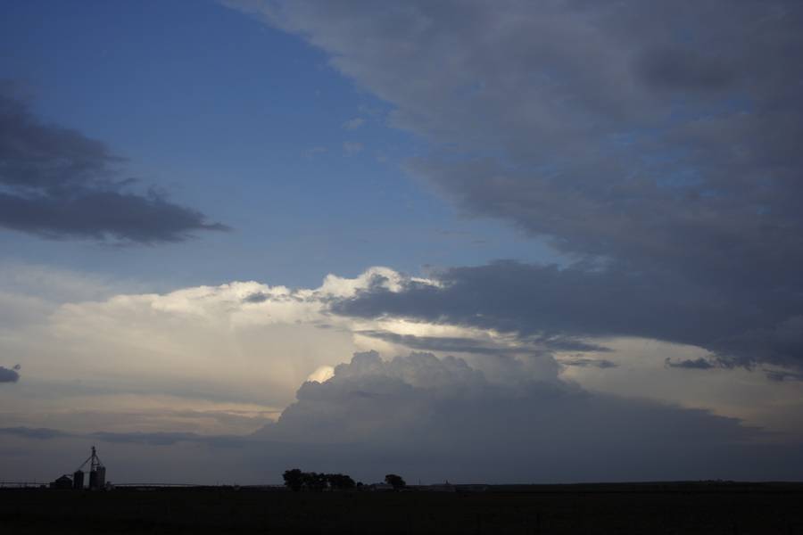 thunderstorm cumulonimbus_incus : near Ogallala, Nebraska, USA   21 May 2007