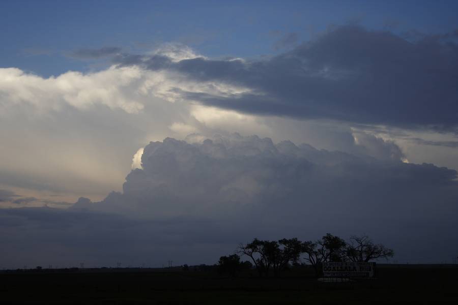 thunderstorm cumulonimbus_incus : near Ogallala, Nebraska, USA   21 May 2007