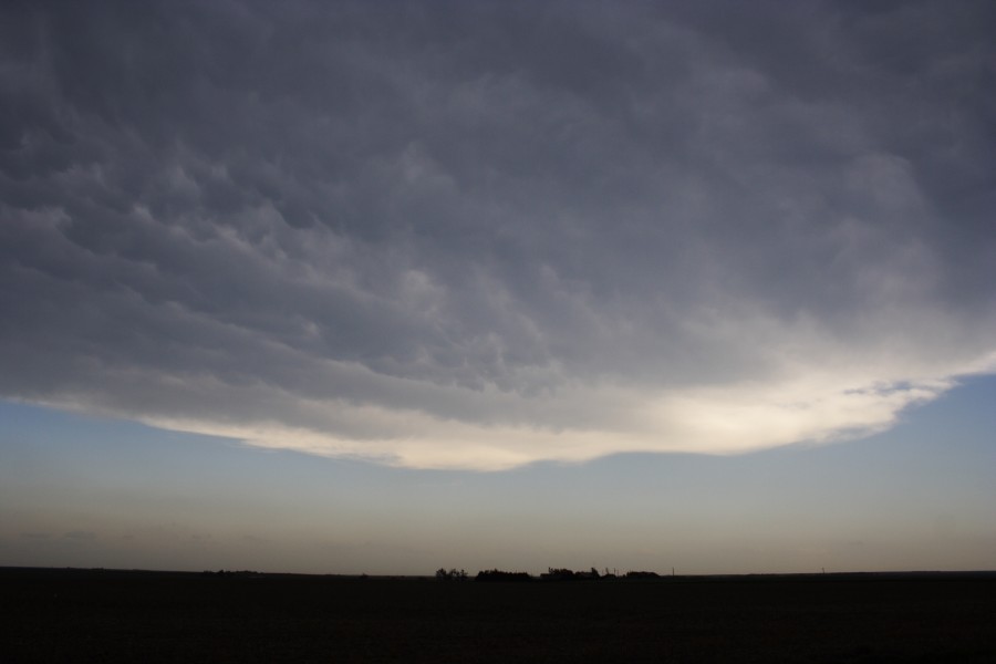 anvil thunderstorm_anvils : W of WaKeeney, Kansas, USA   22 May 2007