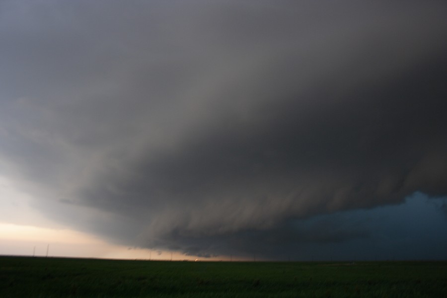 cumulonimbus supercell_thunderstorm : S of Darrouzett, Texas, USA   23 May 2007